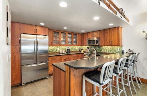 Aspen House | Fifth Avenue Unit 8, Condo with Extra Murphy Bed + Access to Pool & Hot Tub