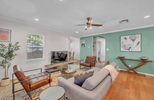 Galindo House | Fire Pit, Lounge & Fenced incline bed SoCo Spot