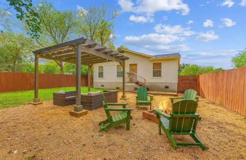 Galindo House | Fire Pit, Lounge & Fenced incline bed SoCo Spot