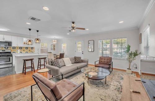 Galindo House | Fire Pit, Lounge & Fenced incline bed SoCo Spot