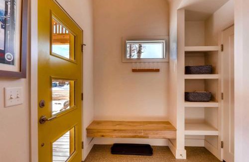 Grand Lake House | Fireplace and Deck Modern Cabin in Grand Lake!