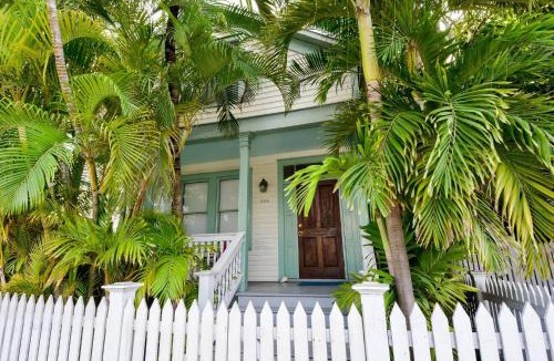 Historic Seaport House | First Breath by AvantStay Close to Old Town w Pool Month Long Stays Only