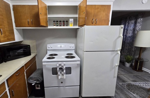 Toledo Apartment | First floor 1Bed/1Bth Pets OK, Close to ProMedica, UT