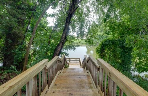 Colonial Beach House | Fish, Relax and Enjoy Lake Views Colonial Beach Gem