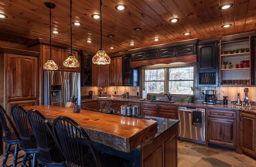 Morganton Cabin | Five Star Lodge and Stables is pet friendly with a big mountain view. hot tub, firepits. Ideal for Weddings and Corporate Retreats