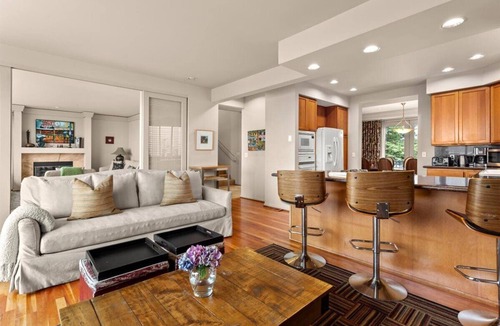 North Admiral House | Flawless City And Mountians Views in West Seattle 5 minutes to Alki