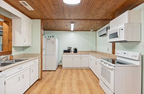 Folly Beach House | Folly Beach Cottage with comfortable charm! Jan-Feb 3,349/month.