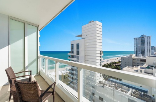 Mid Beach Condo | Fontainebleau Sorrento Jr. King with Sofabed. Free Spa Passes and Valet Parking