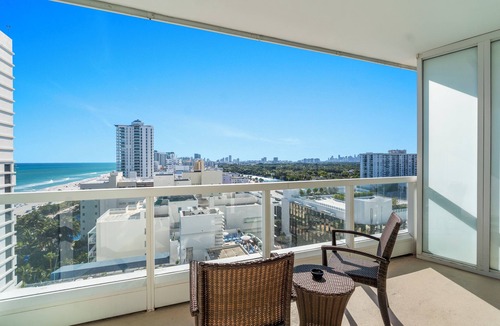 Mid Beach Condo | Fontainebleau Sorrento Jr. King with Sofabed. Free Spa Passes and Valet Parking