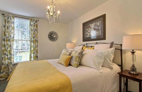 Savannah Victorian District Apartment | Fountain View Cottage