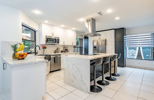 Croissant Park House | Fox Island Heated Spa- Downtown & Beach