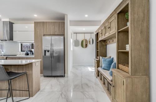 Croissant Park Villa | Fox Sonata Downtown Pool House