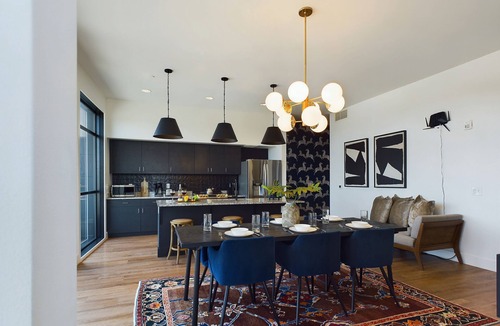 Melrose House | Foxy Skies - Private Rooftop - 5 mins to Broadway