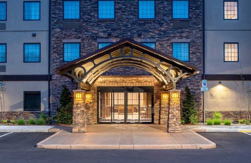 Hillsboro Apartment | Free Breakfast. Pool. Gym. Quick Drive to Rock Creek Country Club!