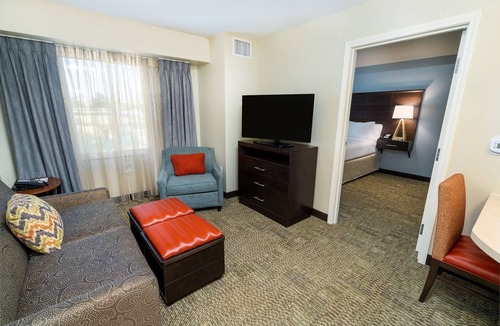 Newark Condo | Free Breakfast. Pool. Shared BBQ. 30 Min to Oakland Zoo!