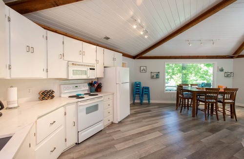 Enchanted Oaks House | FREE Swim Hot Tub! Nestled in the Trees on Cedar Creek Lake