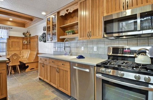 Midway House | Free Tickets to Historic Railroad, Beautifully Updated Zermatt Resort Townhome!
