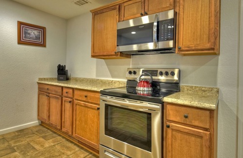 Williamstown House | *Free Whitewater Rafting & Ziplining* 6 bedroom home with quick access to Downtown shops, breweries and restaurants