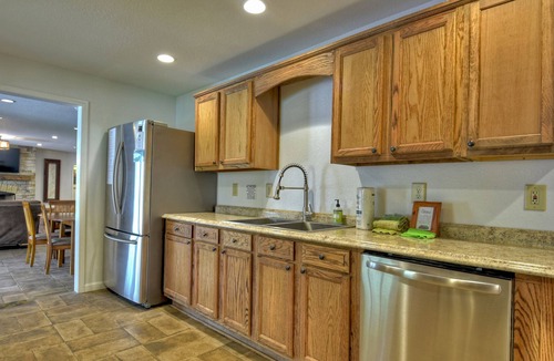 Williamstown House | *Free Whitewater Rafting & Ziplining* 6 bedroom home with quick access to Downtown shops, breweries and restaurants
