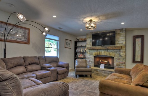 Williamstown House | *Free Whitewater Rafting & Ziplining* 6 bedroom home with quick access to Downtown shops, breweries and restaurants