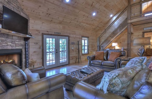 Copperhill Cabin | *FREE Whitewater Rafting & Ziplining* Dream Hideaway Located in Hideaway Falls next to Squirrels Hideaway & Many other Cuddle Up Cabins