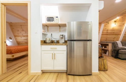 Cosby Cabin | Freya's Cabin peaceful Aframe with hot tub & sauna 15 min to the national park!