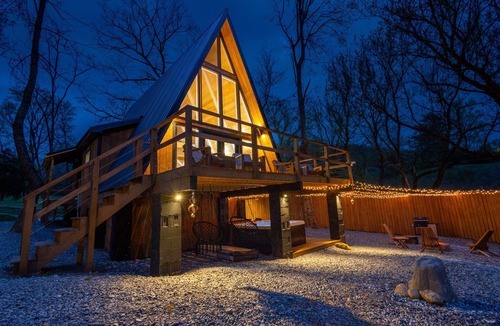 Cosby Cabin | Freya's Cabin peaceful Aframe with hot tub & sauna 15 min to the national park!