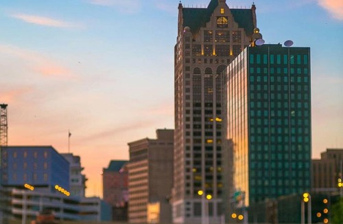 East Town Apartment | FRONTDESK Mackie Flats 3rd Ward Downtown Milwaukee