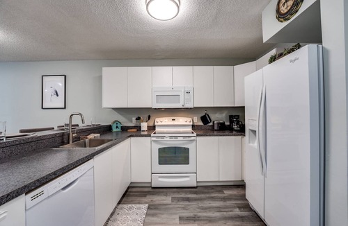 Orange Park House | Fully Fenced |King Suite |Small Dogs Ok |Near NAS Jax|20 min to JIA |Month Stays Accepted| BBQ