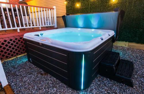 Weinland Park House | Fun upscale oasis w hot tub near OSU & Short North