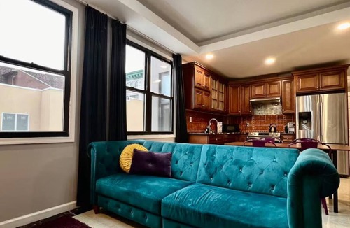 Chinatown Apartment | Funky & Bright 4 Bed Apt in Prime location!