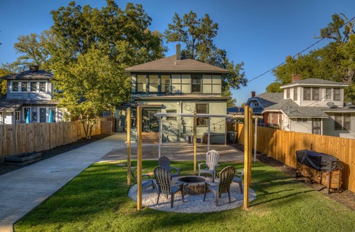 Memphis House | Funky Memphis Game House! FirePit, Gtd pkg, Games!
