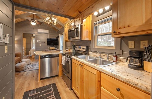 Lookout Valley Neighborhood Association Apartment | Gabriele Cabin | Rustic Retreat Near Downtown