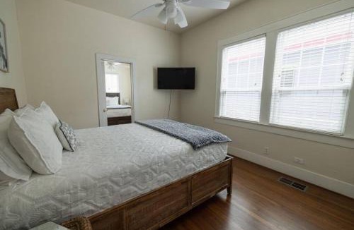 San Jacinto House | Galvez Oceanview Retreat Walk to Beach or Pleasure Pier