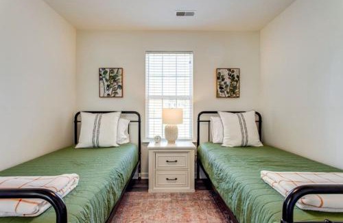 Spring Hill House | Game Room Fenced backyard Sleeps 10 Fire Pit