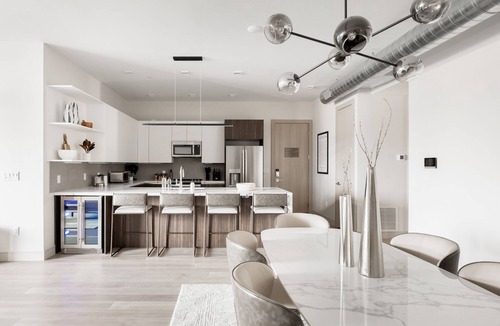 Jefferson Park Condo | Gameday Oasis | Private Balcony | Jefferson Park | Tesoro