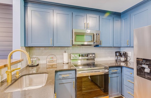 Columbia House | Garage & Deck. 5 Mins to 95. Meriwether-7 mins. Baltimore-20 mins. DC-30 mins.