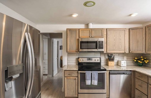 Berkley House | Gather|Recharge|CentralLocation|FullAmenities|LargeGroupsWelcome|QuietNeighborhood
