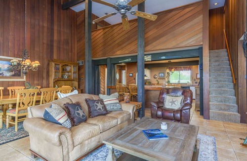Lindale House | Get away from it all! Fish, Shop in Canton, Golf, Tx Rose Horse Ranch or Relax!