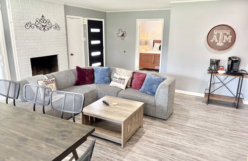 College Station House | Gig`em on Glade-Spacious 5BR Home w/Huge Backyard near TAMU