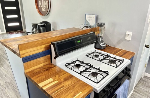 College Station House | Gig`em on Glade-Spacious 5BR Home w/Huge Backyard near TAMU
