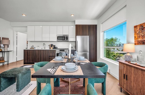 Larchmont Apartment | Gillis House 2BRDM, Pool, Gym, 2 Parking & Views!