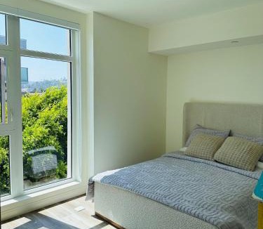 Little Armenia Apartment | Glam by the Hollywood Sign 2 Bed Apt WITH FREE EV PARKING, Pool, Gym