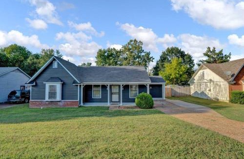 Ellendale House | Glamorous 3BR 2BA house w/large fenced backyard