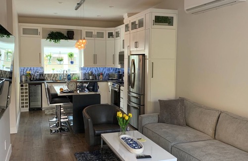 Marina Peninsula House | Glamorous High end bungalow completely remodeled 1 block to the beach with W/D.