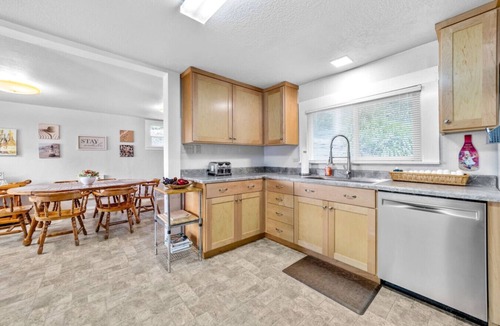 Westhaven-Moonstone House | Gog and Pop's Beach House - Ocean Views, WiFi, BBQ