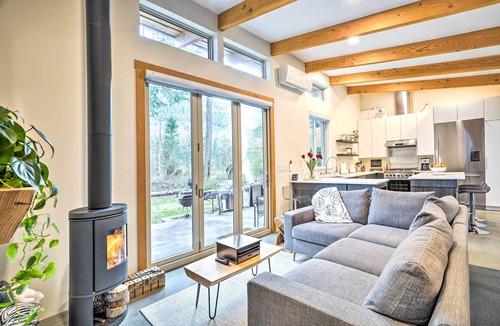 Gold Bar Cottage | Gold Bar Cabin on Skykomish River: Heated Swim Spa