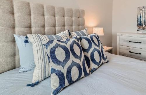 Golden Apartment | Golden Getaway Spacious 2BR Walk to Trails