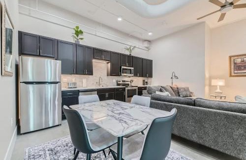 Golden Apartment | Golden Getaway Spacious 2BR Walk to Trails