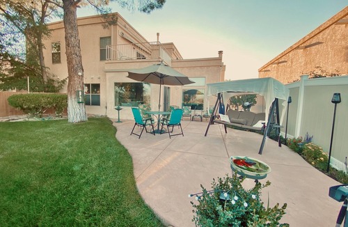 Ladera West House | Golf Course, Mnt Views, Balloons, King & Queen Beds, Veranda, Yard, 3 BD, WI-FI